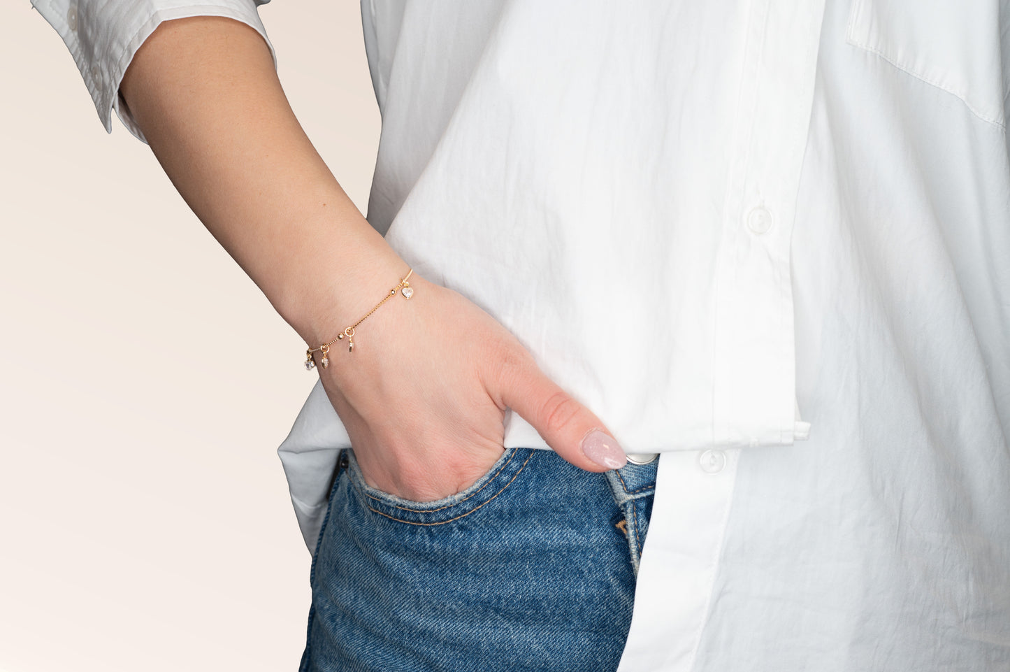 Brățară placată cu aur 18 K Clara, model cu talismane cu pietre albe in forma de inimioara , lungime 18 cm cu o prelungire de 2 cm