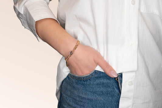 Brățară placată cu aur 18 K Giulia, model cu zale, bilute si pandantive , lungime 19,5 cm cu o prelungire fixa de 2,5 cm.