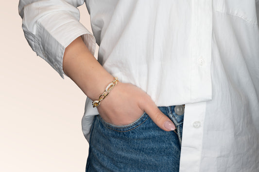 Brățară placată cu aur 18 K Lavinia, model cu zale mari si pietre albe, lungime 17,5 cm cu prelungire de 4 cm