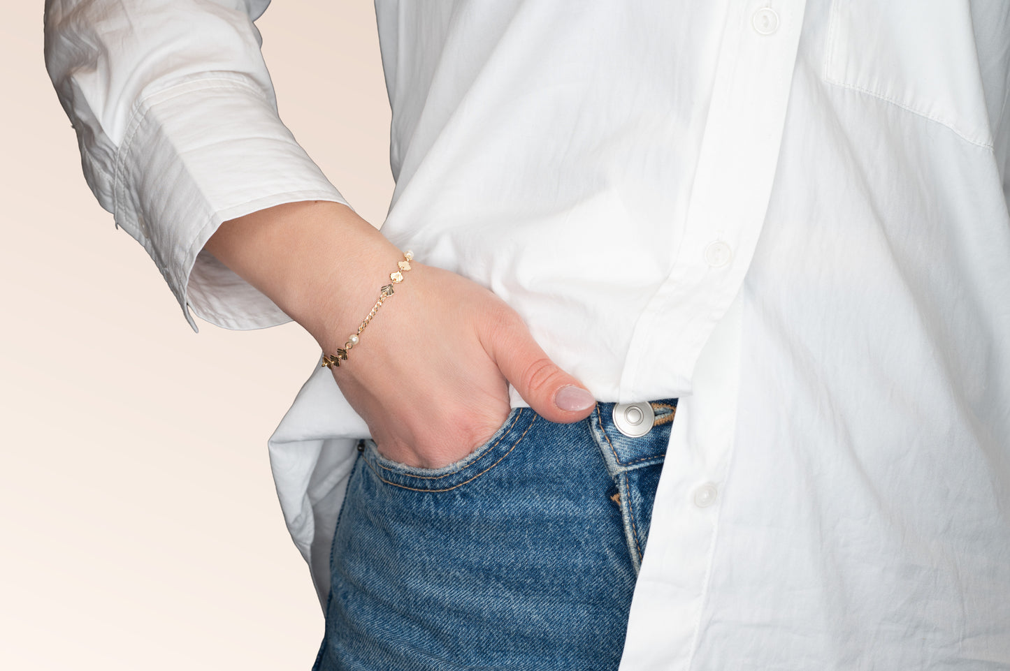 Brățară placată cu aur 18 K Madalina, model cu zale, charm-uri si perlute albe, lungime 18,5 cm