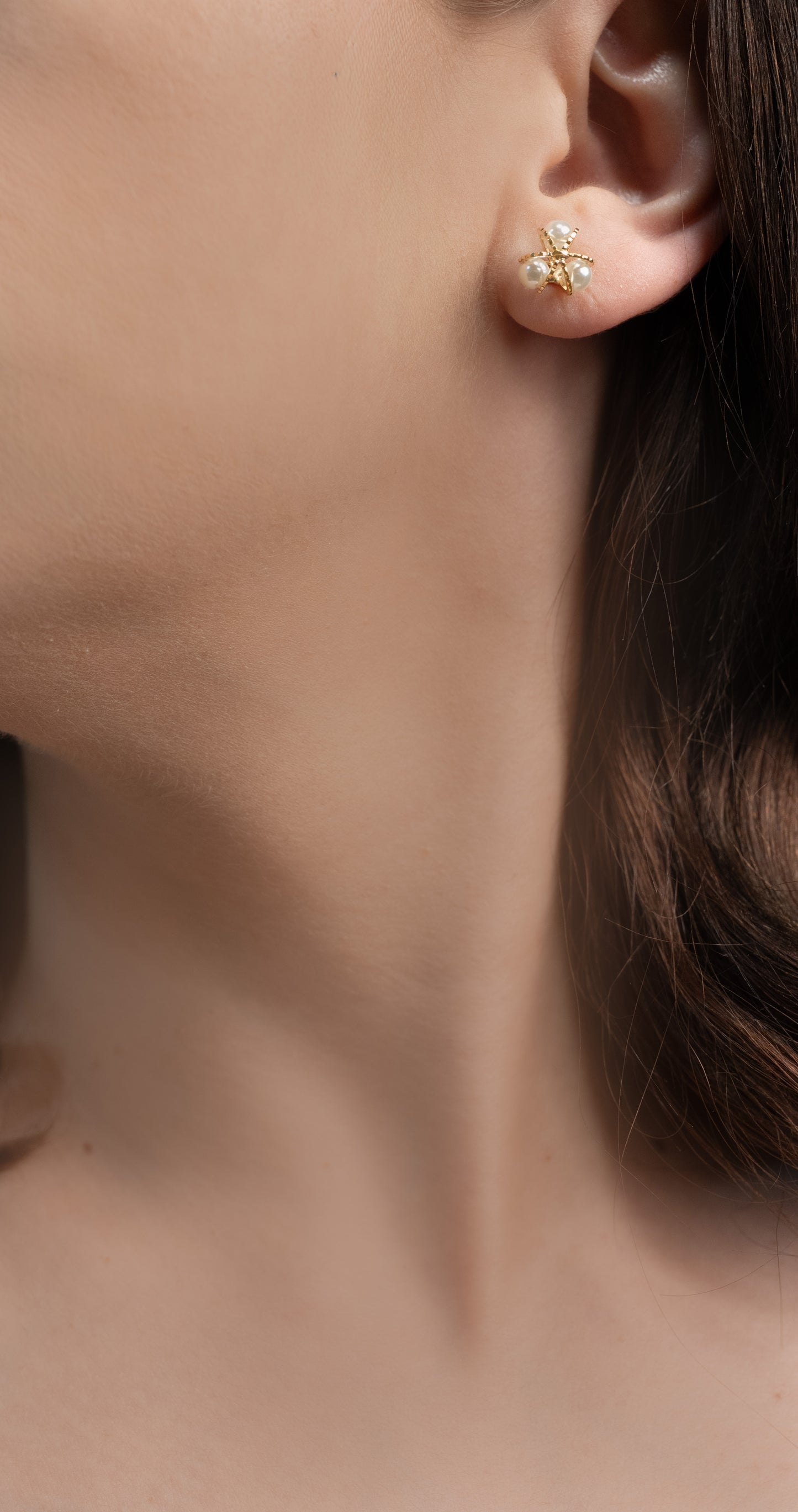 Cercei placați cu aur 18 K Adina, inchizatoare cu surub, cu perle albe de plastic