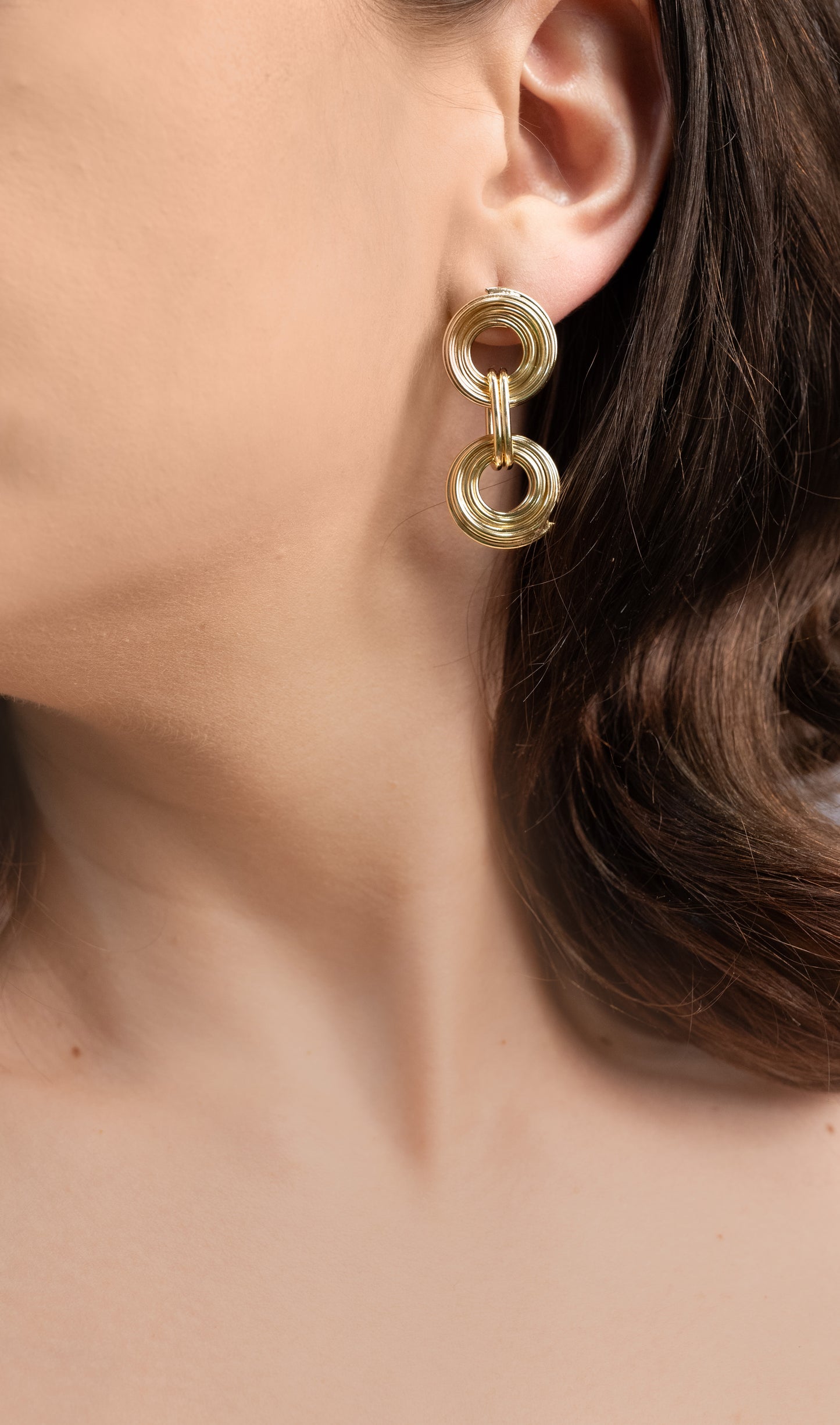 Cercei placați cu aur 18 K Alice, inchizatoare cu surub, fara pietre, si cu o lungime de 3,5 cm