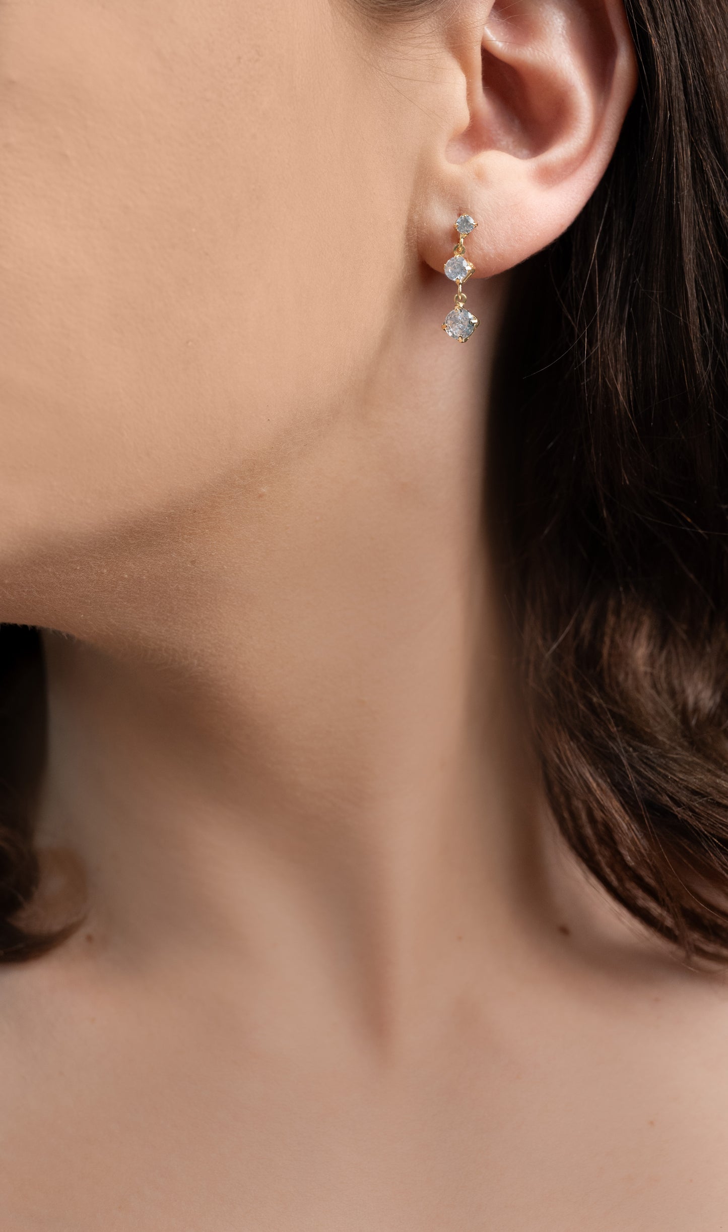 Cercei placați cu aur 18 K Amira, inchizatoare cu surub, pietre albe , si cu o lungime de 2 cm