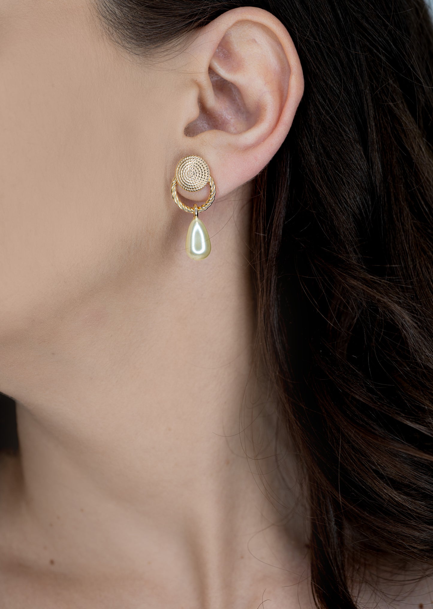 Cercei placați cu aur 18 K Brianna, inchizatoare cu surub, perla alba de plastic in forma de lactima, si cu lungimea de 3 cm