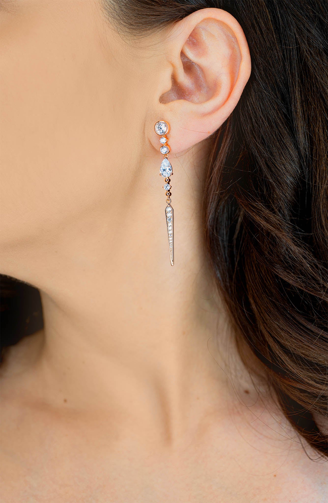 Cercei placați cu aur 18 K Cassiopeia, inchizatoare cu surub, pietre albe, si cu lungimea de 6 cm