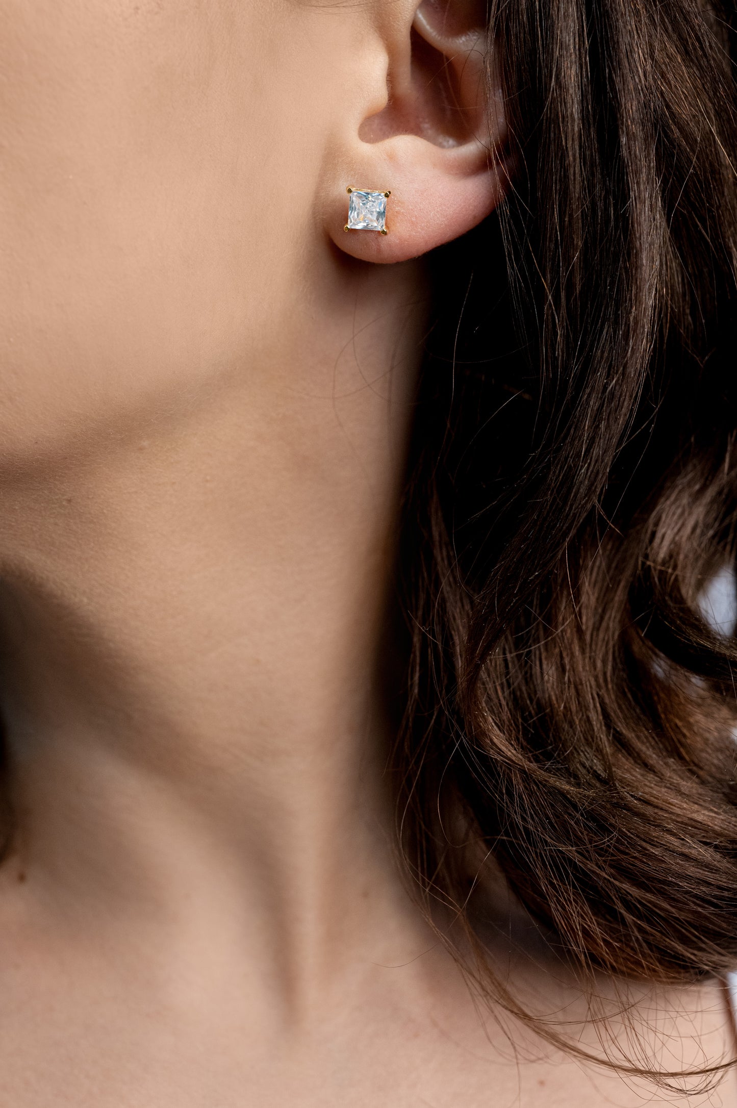 Cercei placați cu aur 18 K Elvira, inchizatoare cu surub si piatra alba, patrata