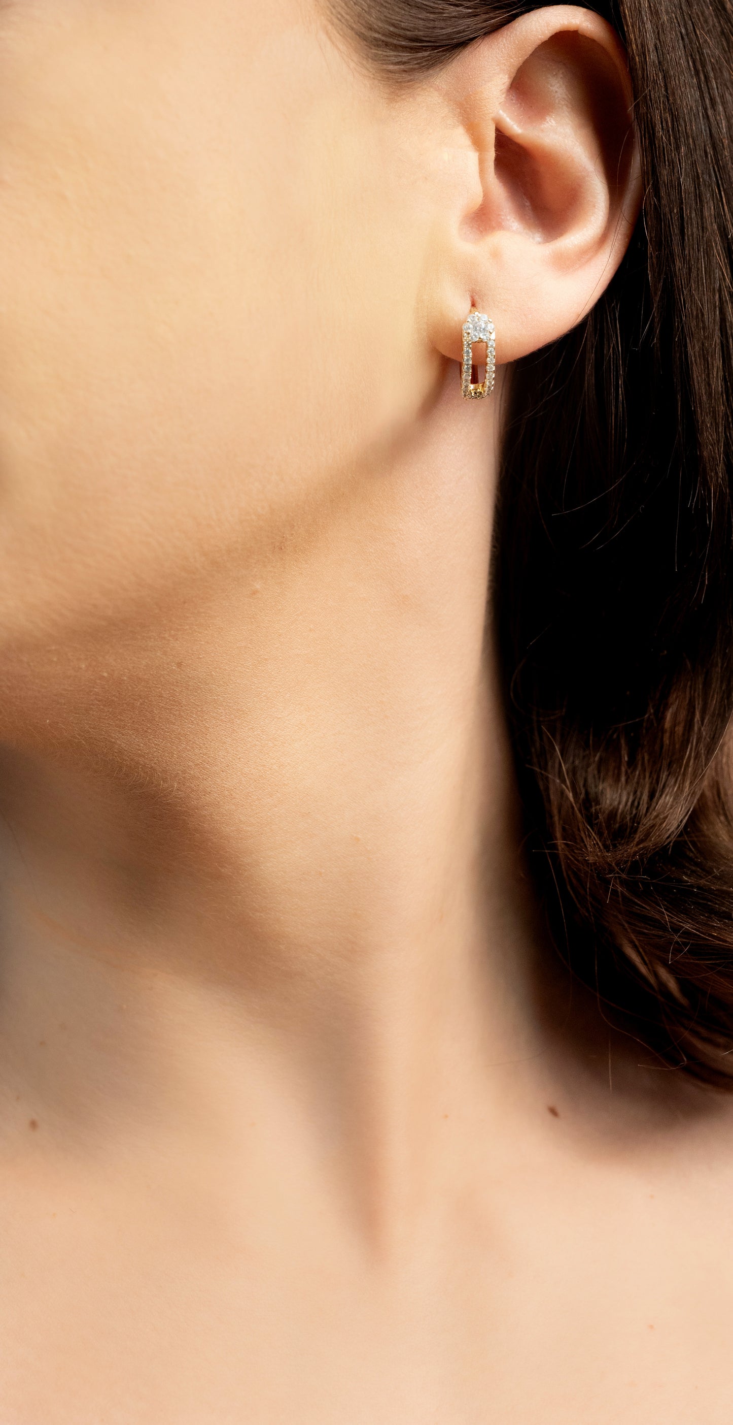 Cercei placați cu aur 18 K Estera, inchizatoare clasica, cu pietre albe si cu o lungime de 1,5 cm