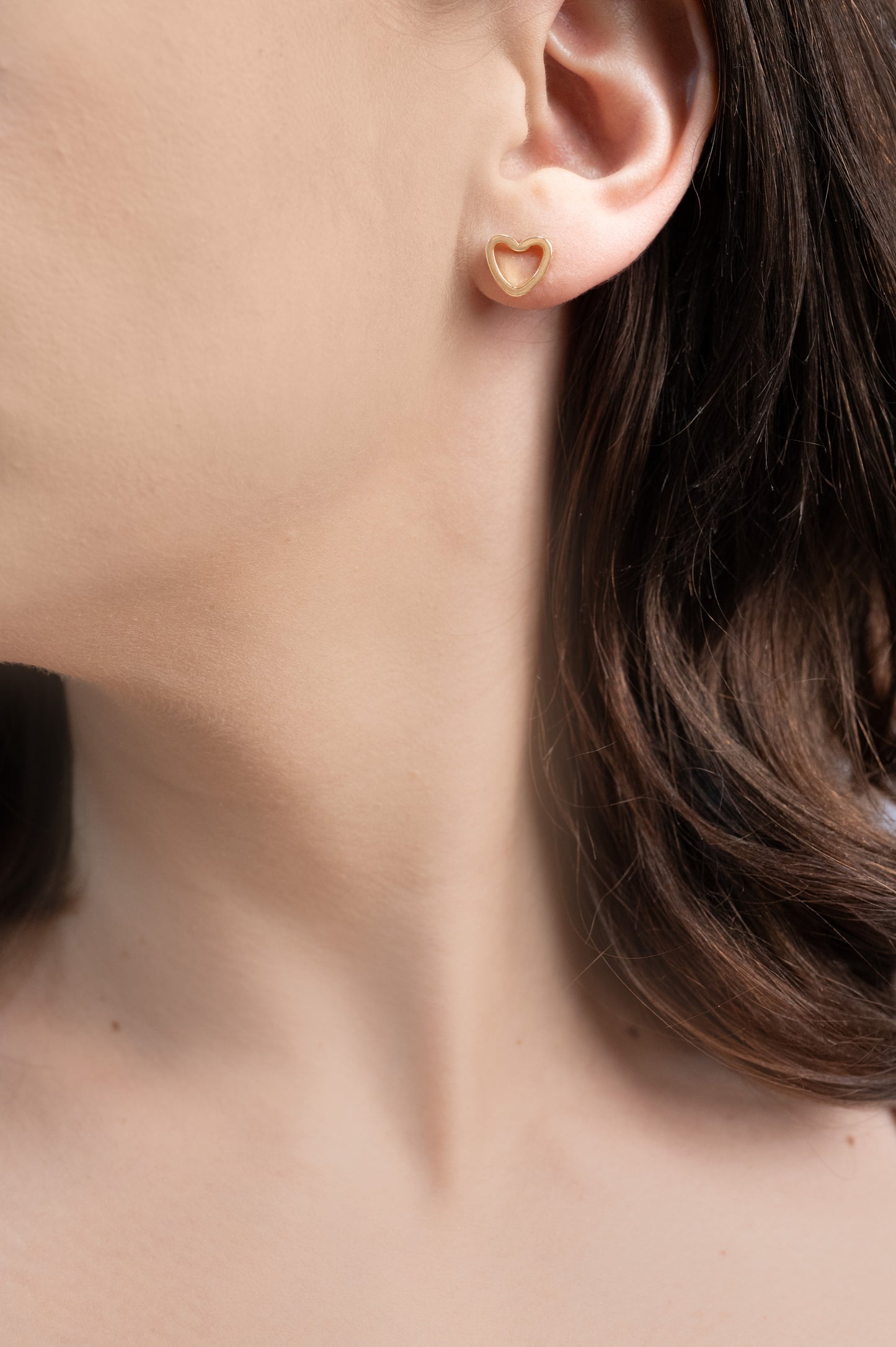 Cercei placați cu aur 18 K Evandra, inchizatoare cu surub, in forma de inima