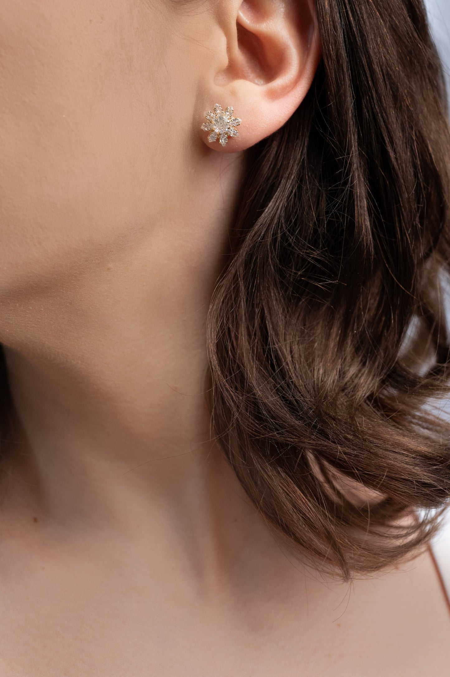 Cercei placați cu aur 18 K Marga, inchizatoare cu surub, pietre albe in forma de floare