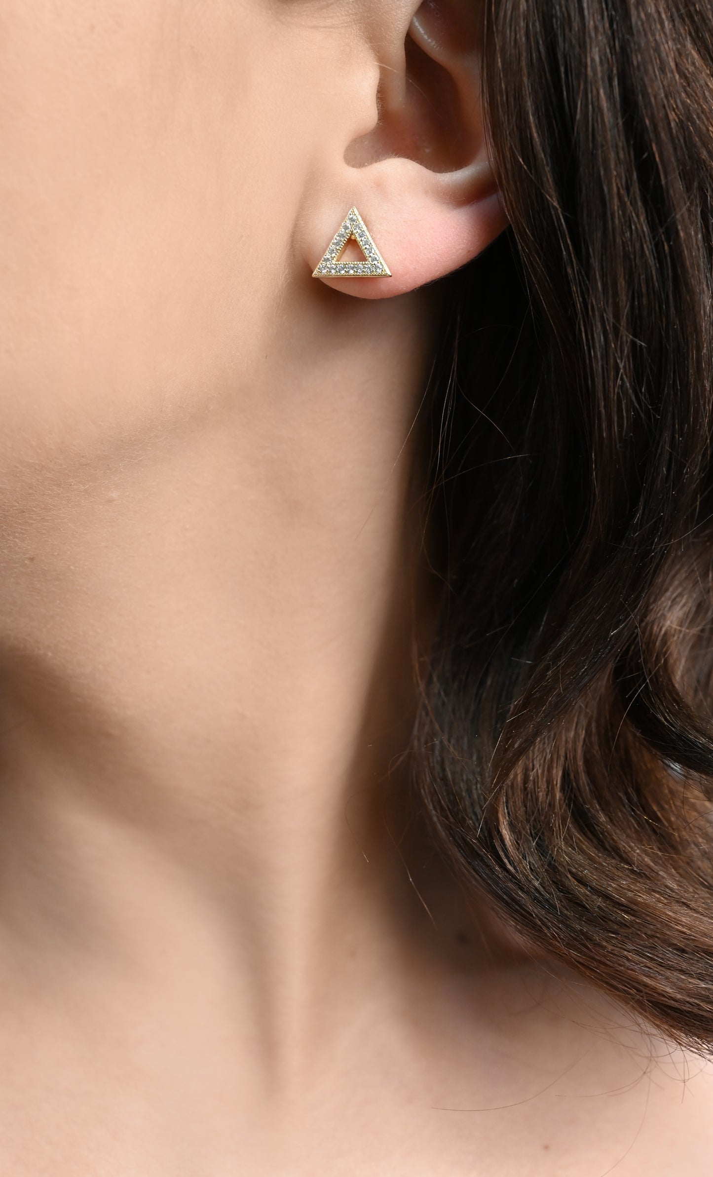 Cercei placați cu aur 18 K Olga, inchizatoare cu surub, cu pietre albe, in forma de triunghi si lungime 0,8 cm