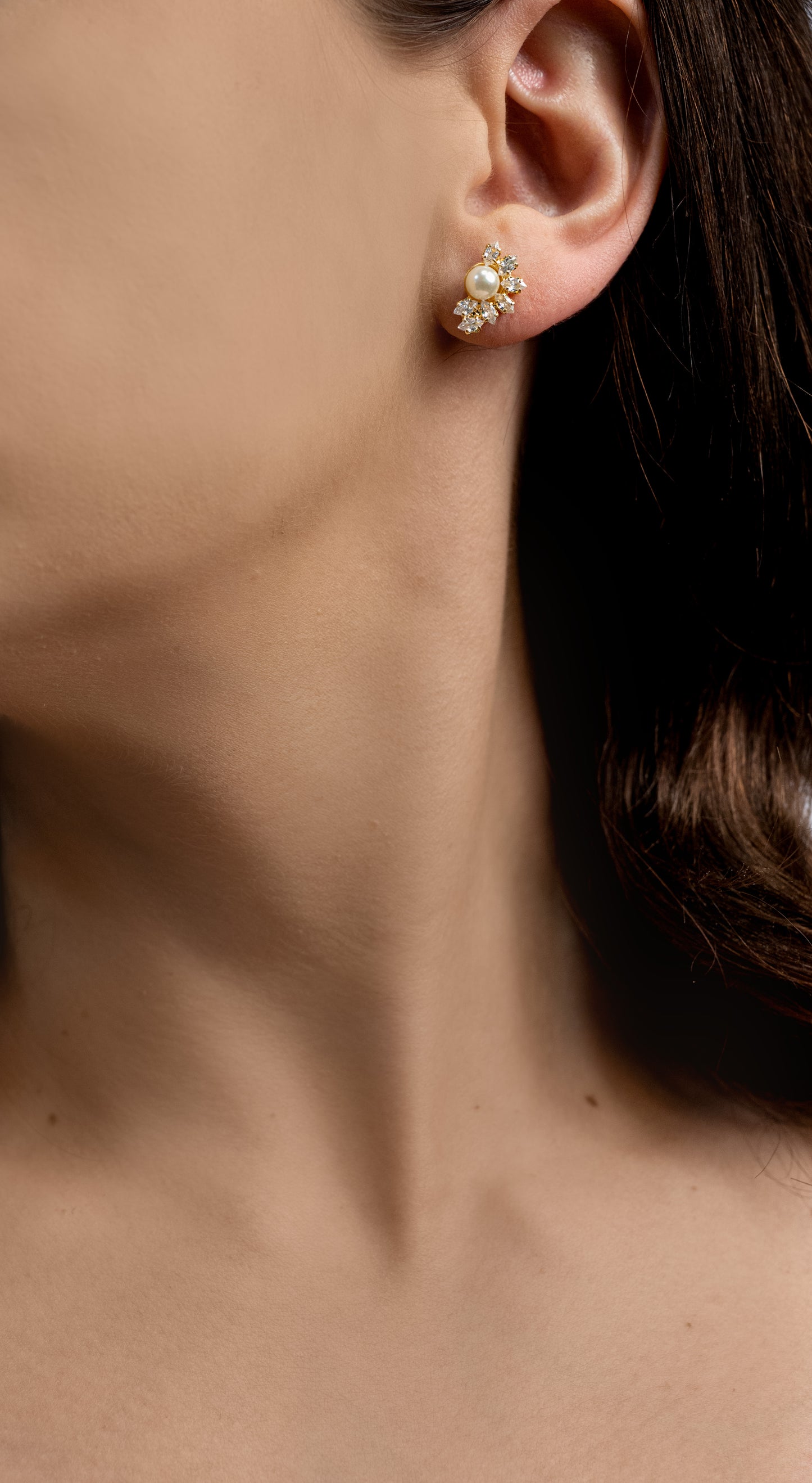 Cercei placați cu aur 18 K Vera, inchidere cu surub, cu pietre albe, perla alba de plastic si lungime 2 cm