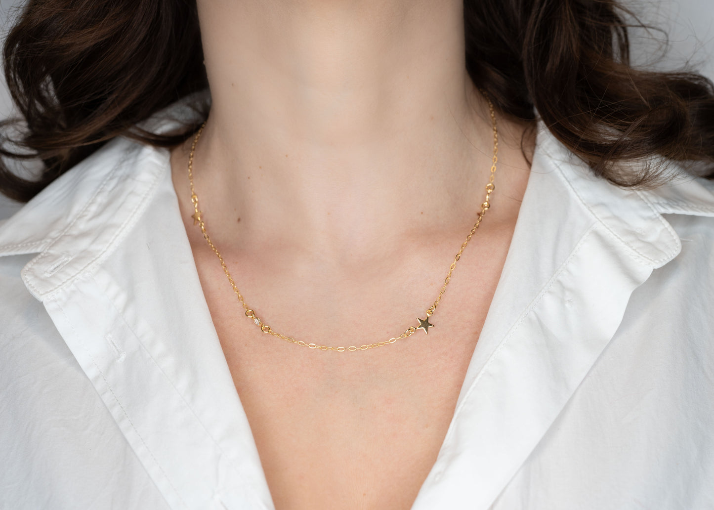 Colier placat cu aur 18 K Ashley, model cu stelute si pietre albe, lungime 45,5 cm