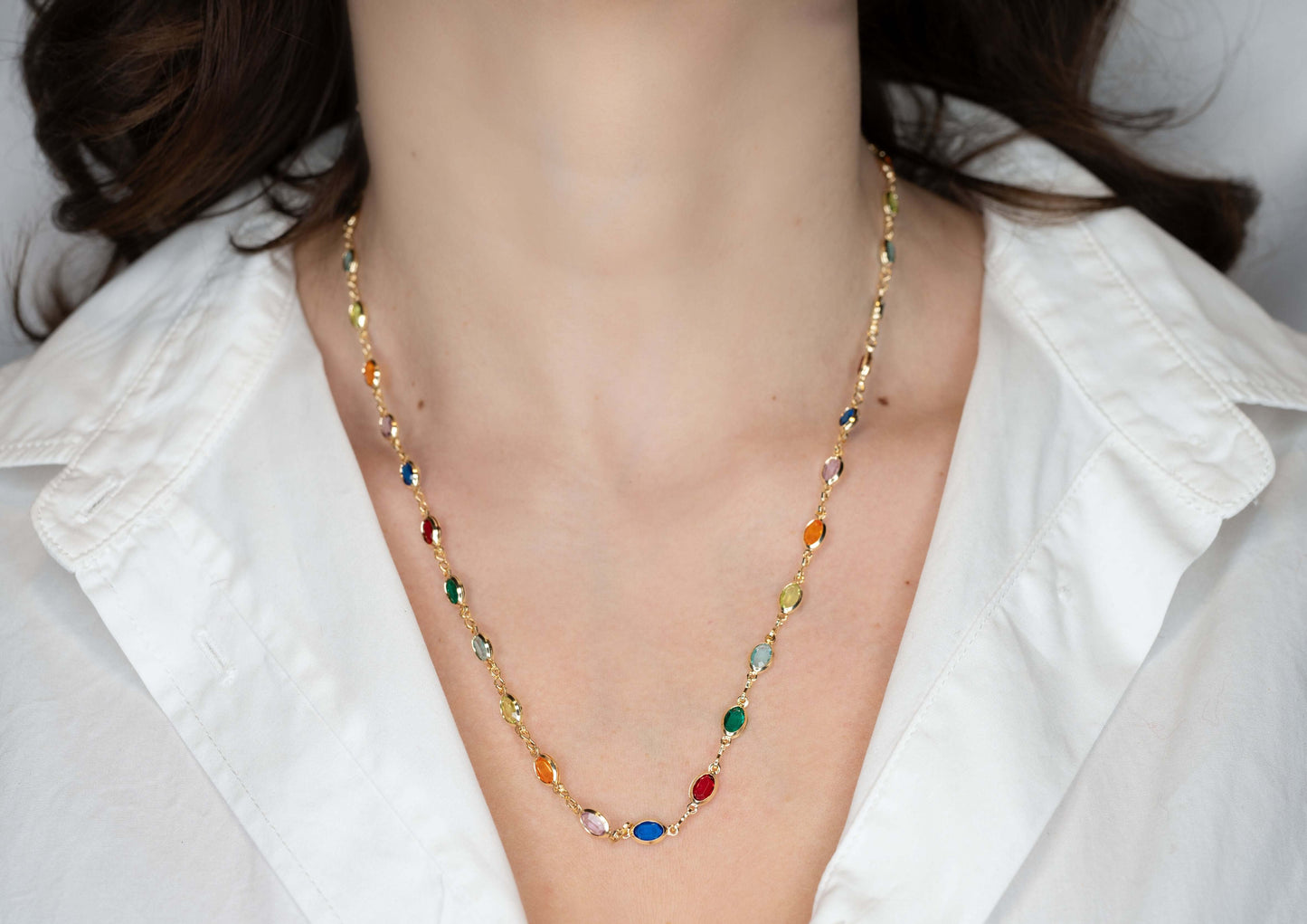 Colier Rose placat cu aur cu pietre multicolore, 50 cm, perfect pentru orice ocazie.