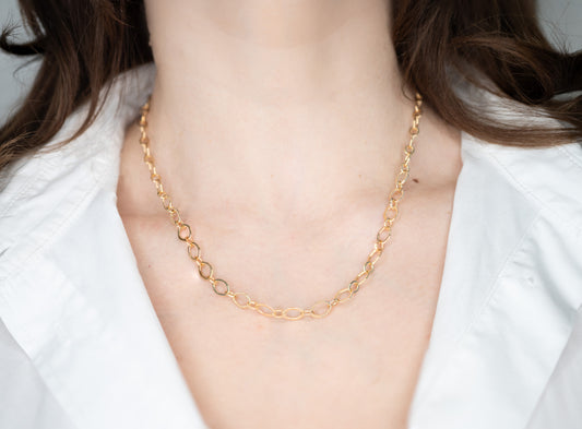 Colier placat cu aur Gabriela, cu zale nefațetate și lungime de 43 cm.