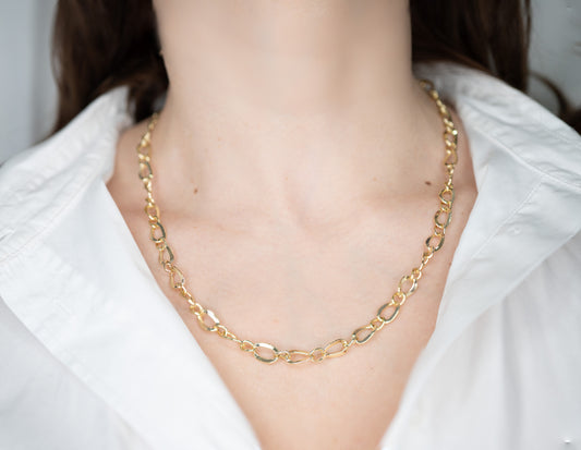 Colier placat cu aur Scarlet cu lungime de 9,5 cm.