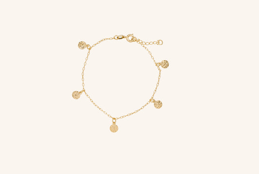 Brățară placată cu aur 18 K Ana, model cu talismane in forma de banuti, lungime 20 cm.