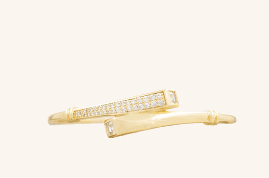 Brățară semi-fixă placată cu aur de 18 k Cerise, cu pietre albe din zirconiu i diametrul de 6,5 cm