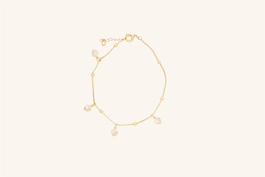 Brățară placată cu aur 18 K Clara, model cu talismane cu pietre albe in forma de inimioara , lungime 18 cm cu o prelungire de 2 cm 