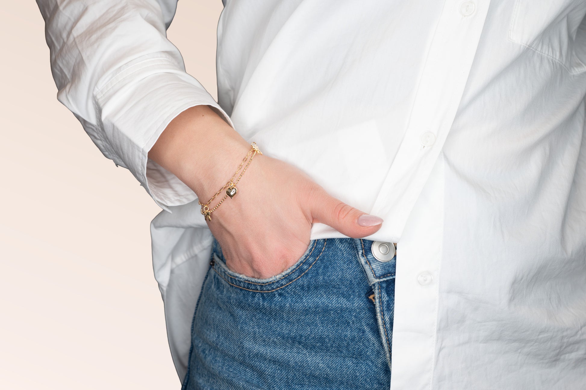 Brățară placată cu aur 18 K Clarisa, model cu pandantive in forma de inima si fundita, lungime 17,5 cm cu o prelungire de 2 cm