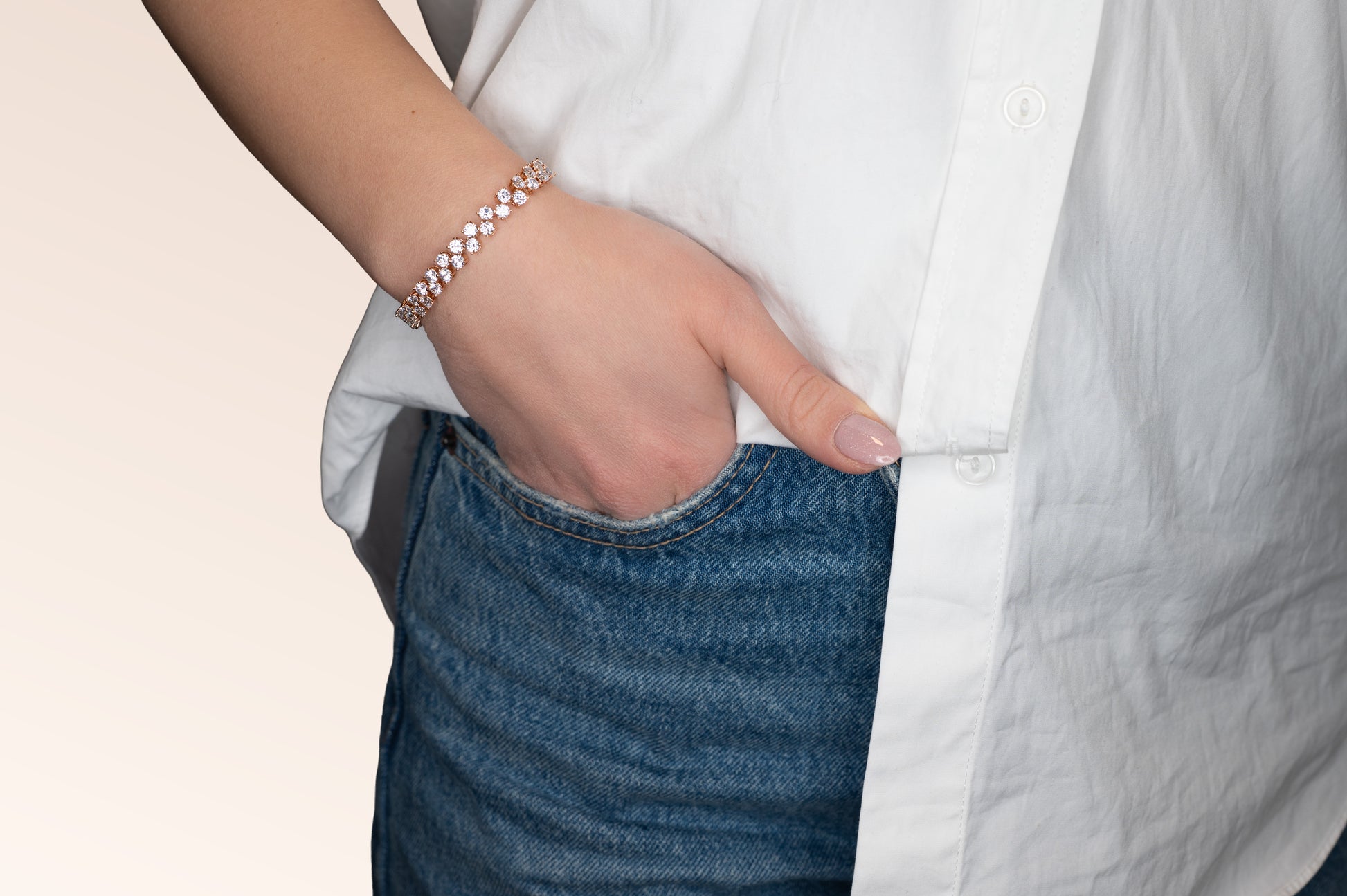 Brățară placată cu aur 18 K Dora, model elegant cu pietre albe , lungime 17 cm cu o prelungire fixa de 2 cm 