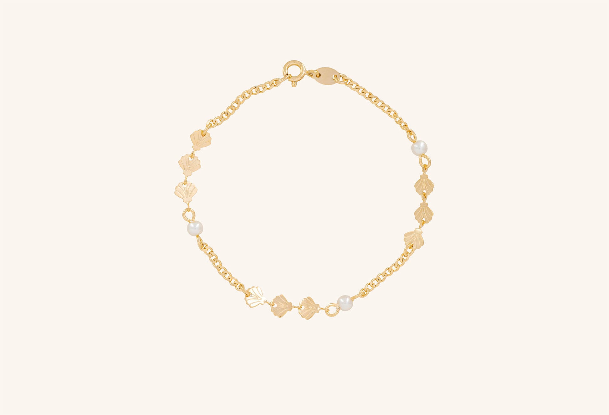 Brățară placată cu aur 18 K Madalina, model cu zale, charm-uri si perlute albe, lungime 18,5 cm  