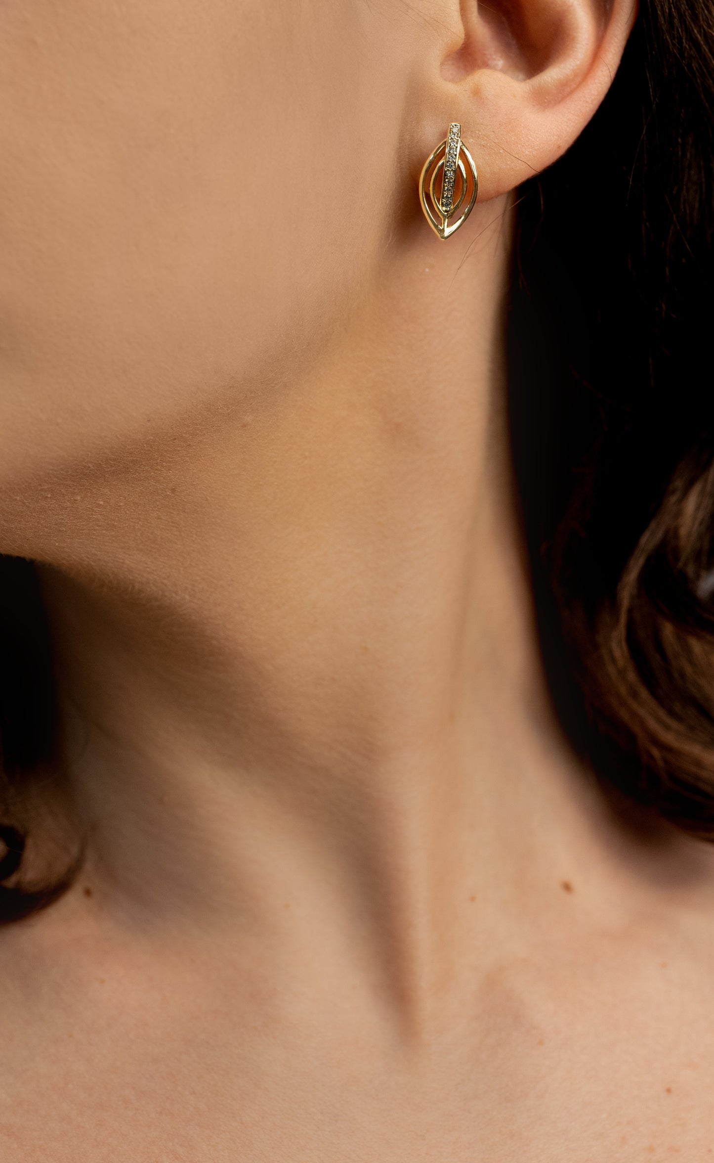 Cercei placați cu aur 18 K Amanda, inchizatoare clasica, pietre albe , si cu o lungime de 1,8 cm