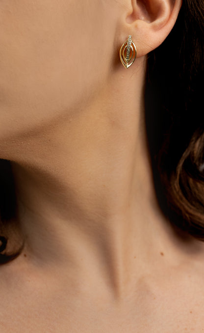 Cercei placați cu aur 18 K Amanda, inchizatoare clasica, pietre albe , si cu o lungime de 1,8 cm