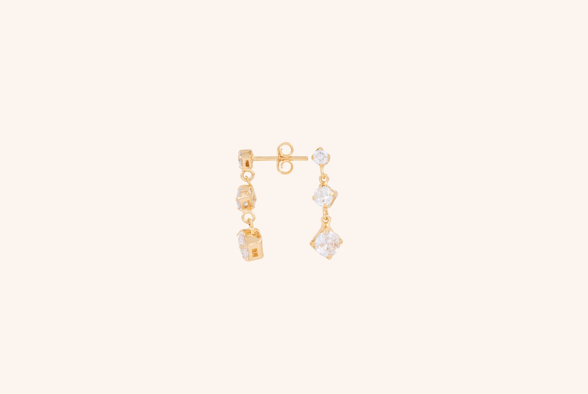 Cercei placați cu aur 18 K Amira, inchizatoare cu surub, pietre albe , si cu o lungime de 2 cm