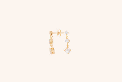 Cercei placați cu aur 18 K Amira, inchizatoare cu surub, pietre albe , si cu o lungime de 2 cm