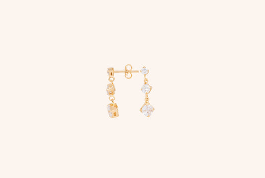 Cercei placați cu aur 18 K Amira, inchizatoare cu surub, pietre albe , si cu o lungime de 2 cm