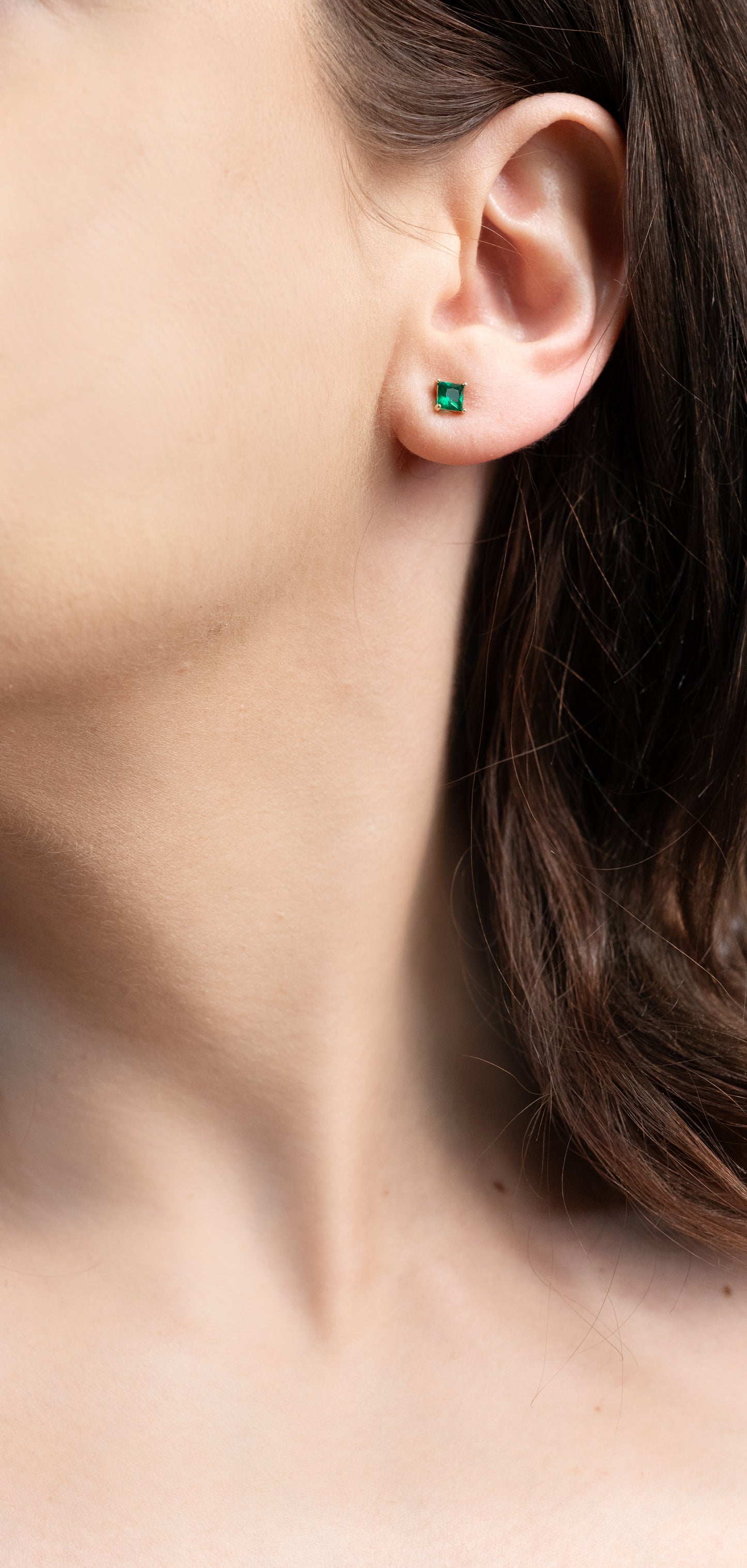 Cercei placați cu aur 18 K Aneta, inchizatoare cu surub, piatra verde, si cu o lungime de 0,4 cm