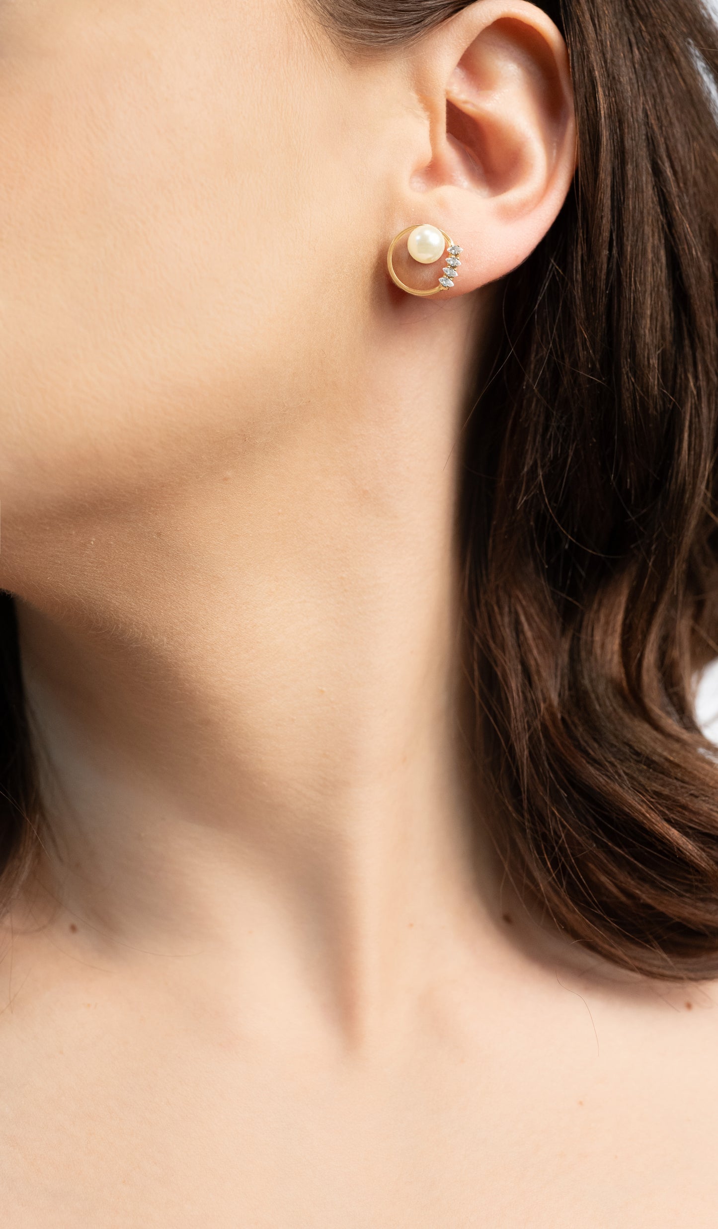 Cercei placați cu aur 18 K Astrid, inchizatoare cu surub, perla alba de plastic si pietre albe