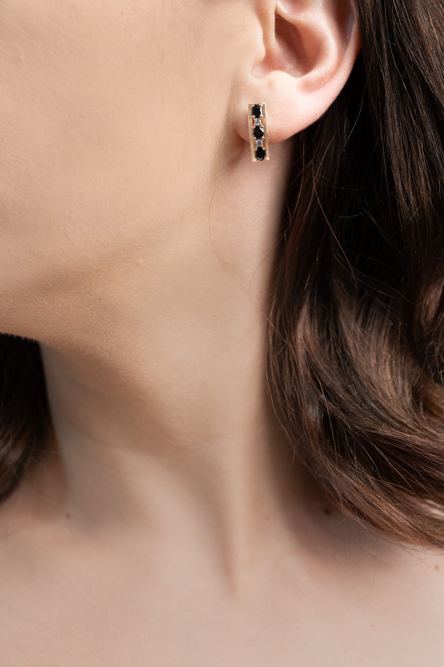 Cercei placați cu aur 18 K Bella, inchizatoare clasica, pietre negre si albe,