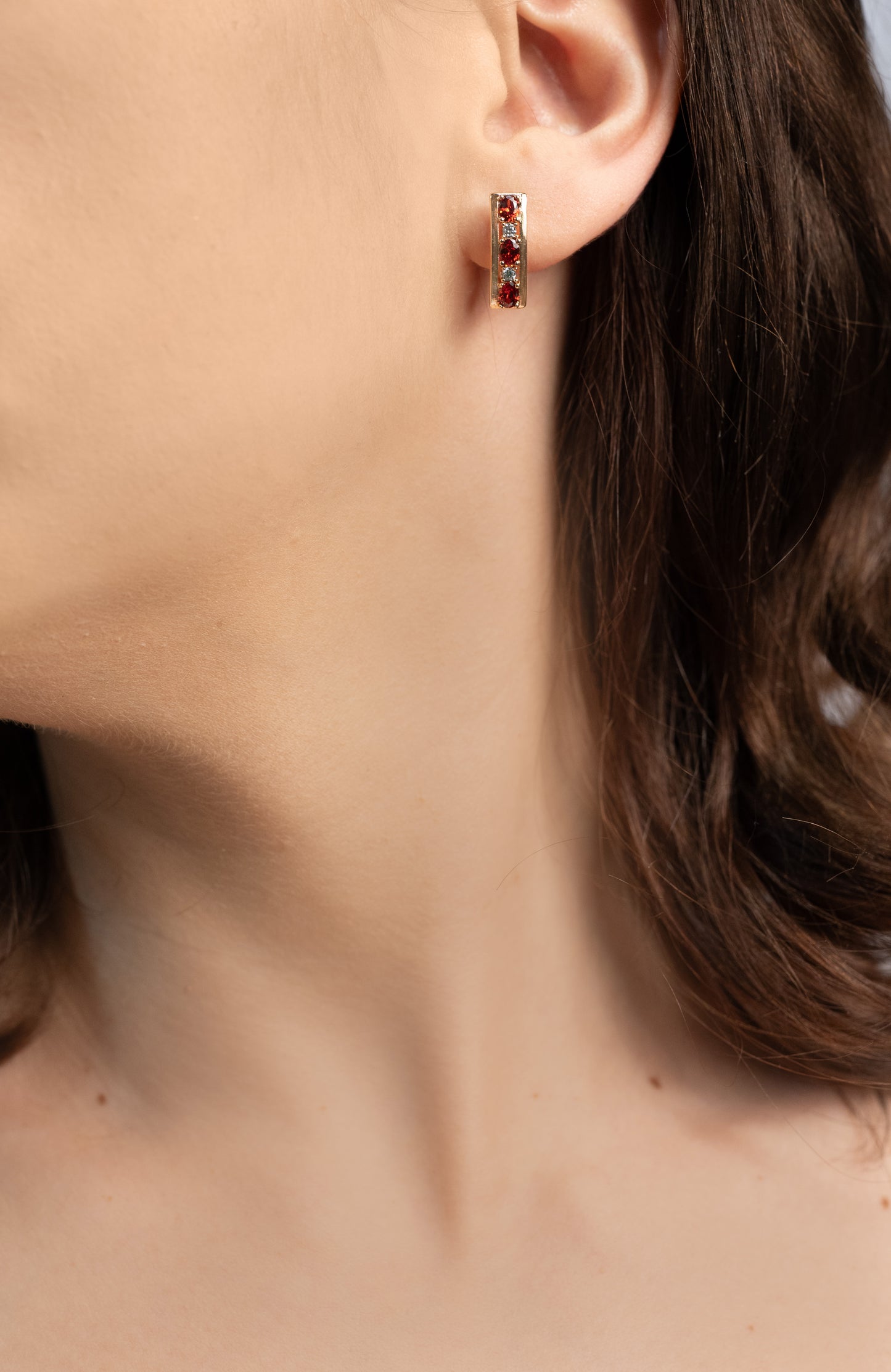 Cercei placați cu aur 18 K Bella, inchizatoare clasica, pietre rosii si albe,