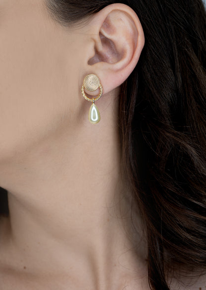 Cercei placați cu aur 18 K Brianna, inchizatoare cu surub, perla alba de plastic in forma de lactima, si cu lungimea de 3 cm