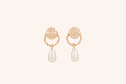 Cercei placați cu aur 18 K Brianna, inchizatoare cu surub, perla alba de plastic in forma de lactima, si cu lungimea de 3 cm