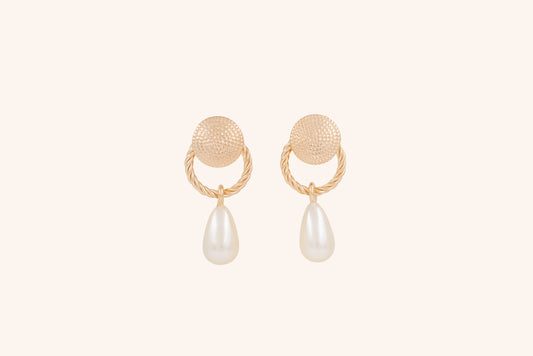 Cercei placați cu aur 18 K Brianna, inchizatoare cu surub, perla alba de plastic in forma de lactima, si cu lungimea de 3 cm