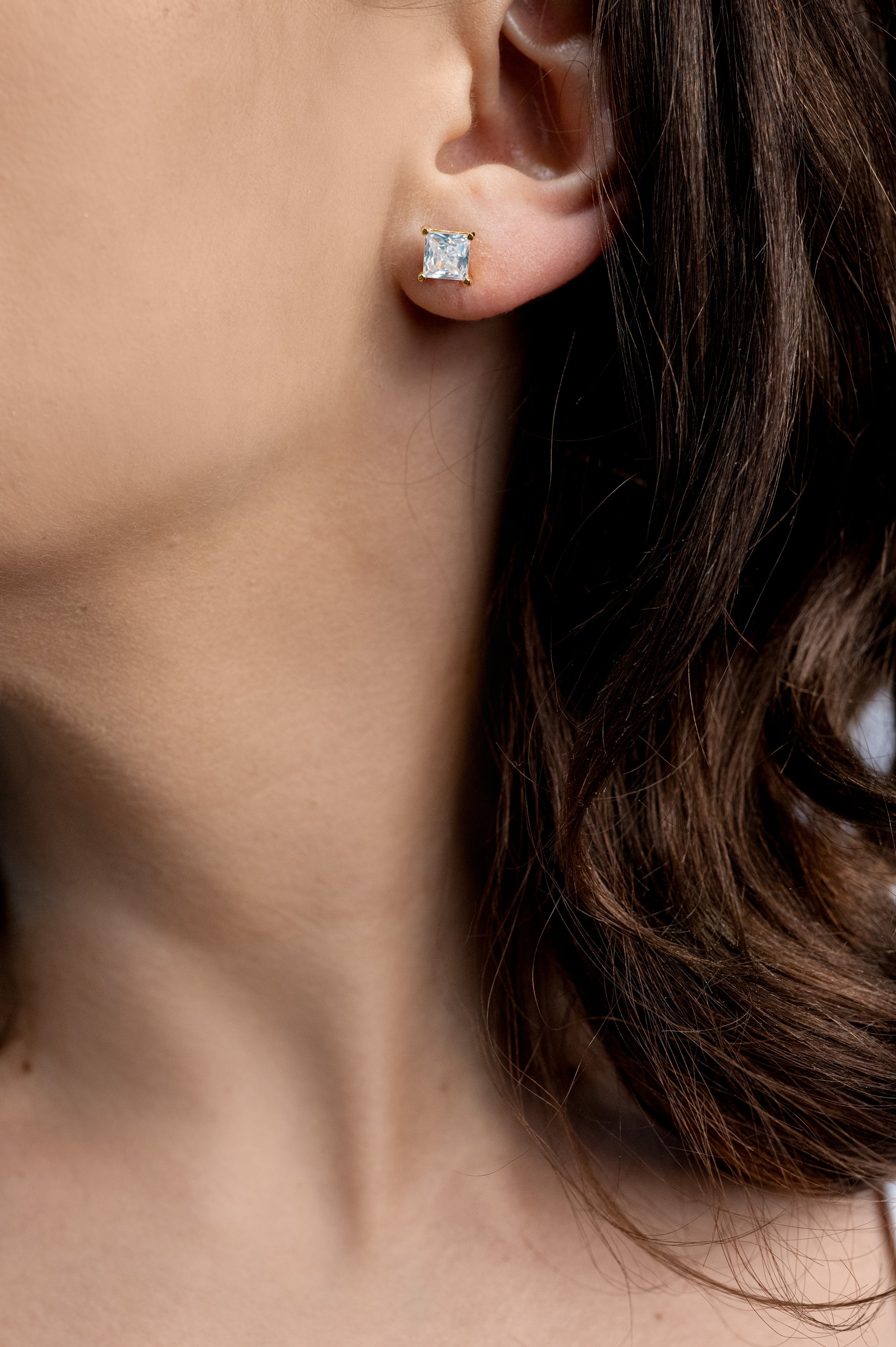 Cercei placați cu aur 18 K Elvira, inchizatoare cu surub si piatra alba, patrata 