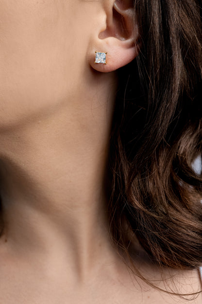 Cercei placați cu aur 18 K Elvira, inchizatoare cu surub si piatra alba, patrata 