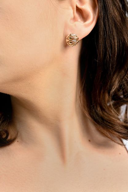 Cercei placați cu aur 18 K Estoria, inchizatoare clasica, forma rotunda si cu o lungime de 1,6 cm