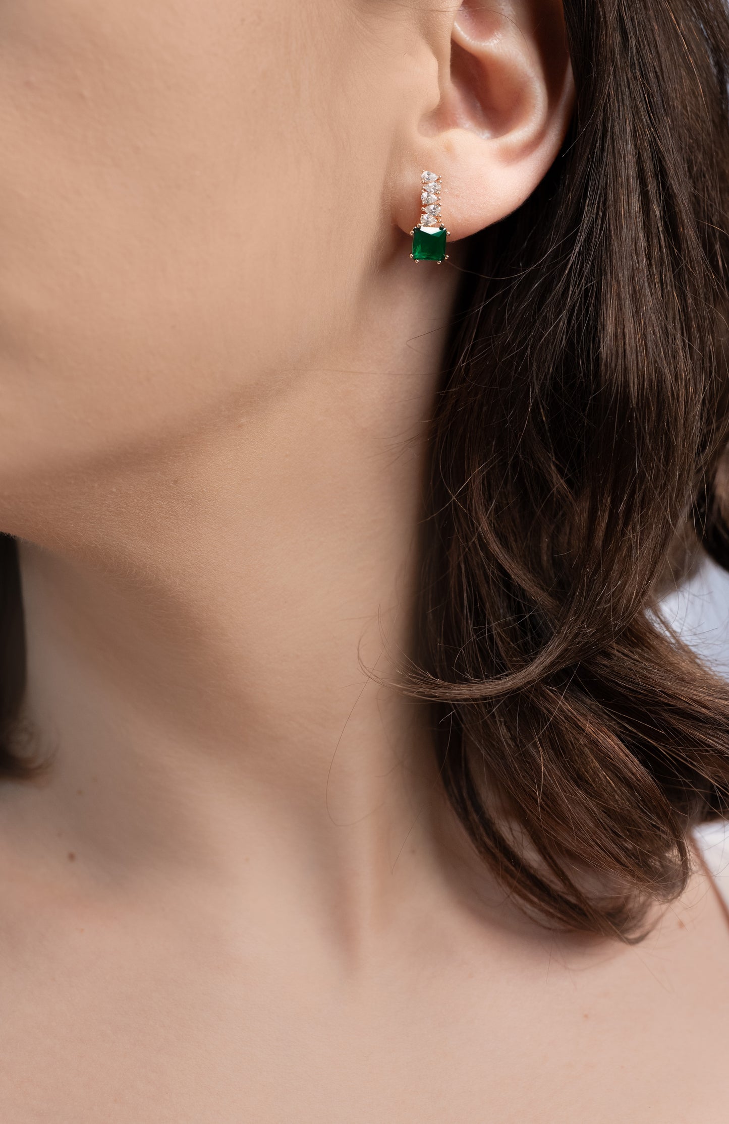 Cercei placați cu aur 18 K Lyra, inchizatoare clasica, pietre albe si o piatra principala verde lungime de 1,5 cm