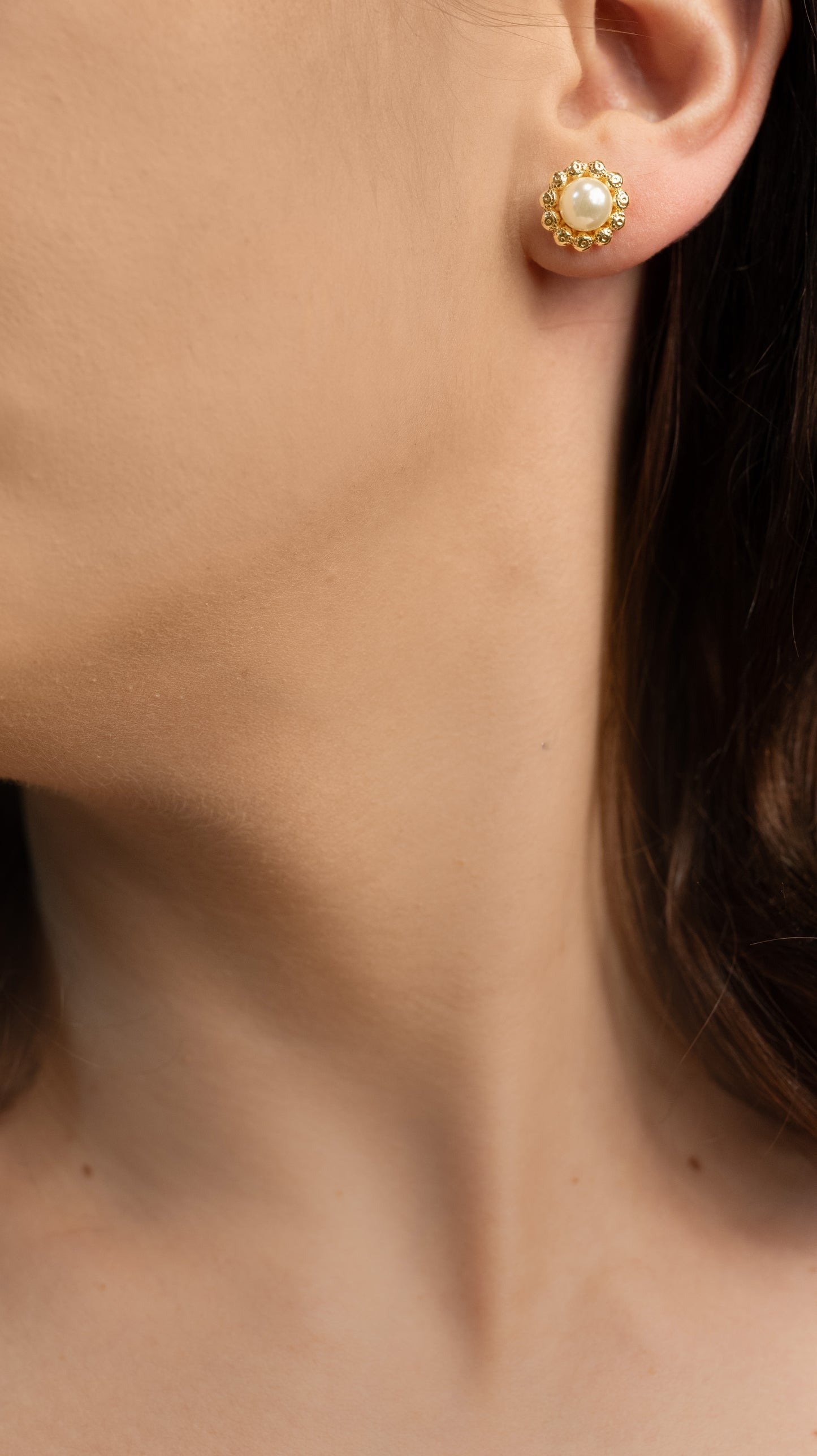 Cercei placați cu aur 18 K Miranda, inchizatoare cu surub, perla alba de plastic, rotunda 