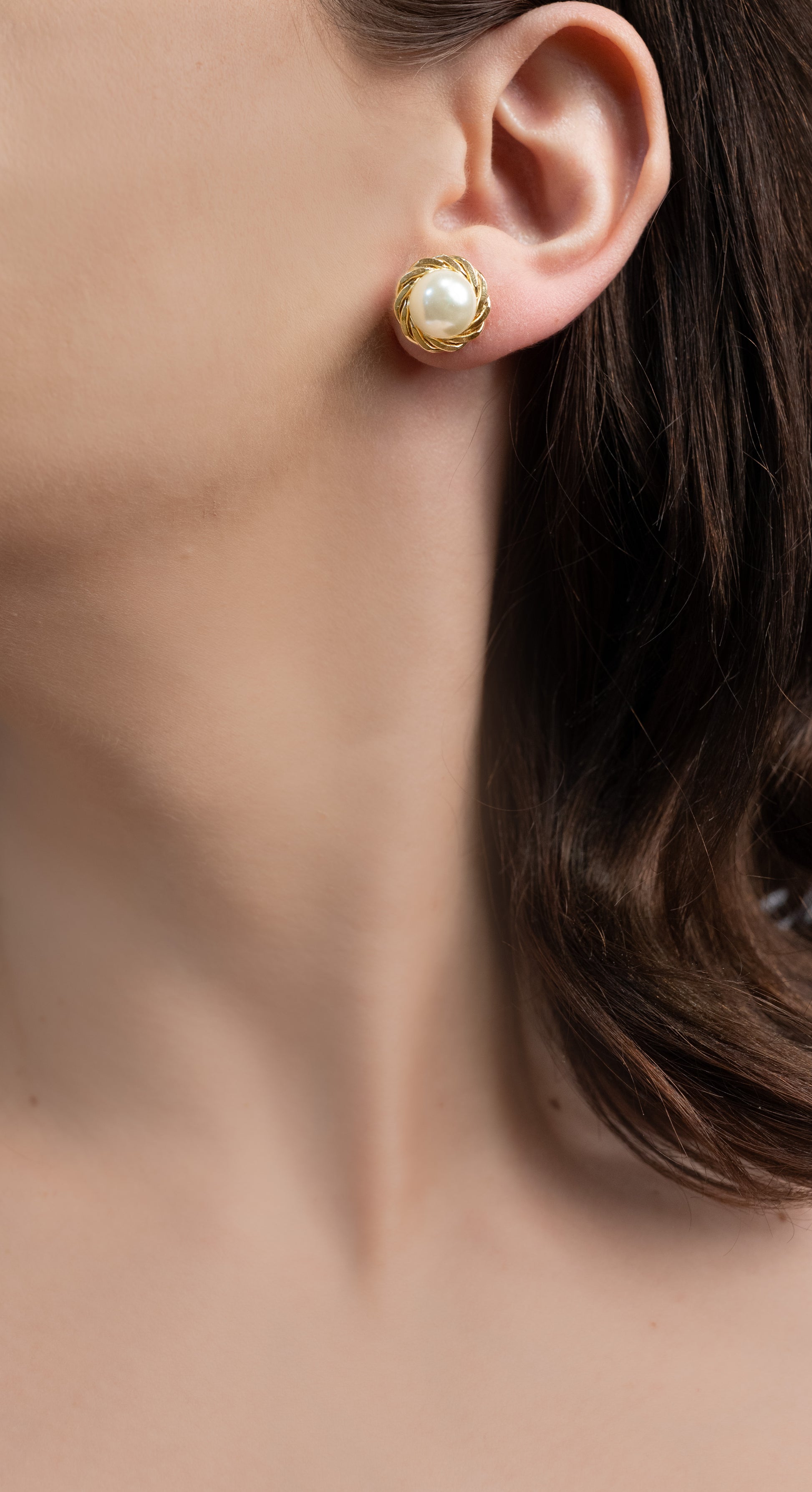 Cercei placați cu aur 18 K Nadia, inchizatoare cu surub, perla alba de plastic, rotunda 