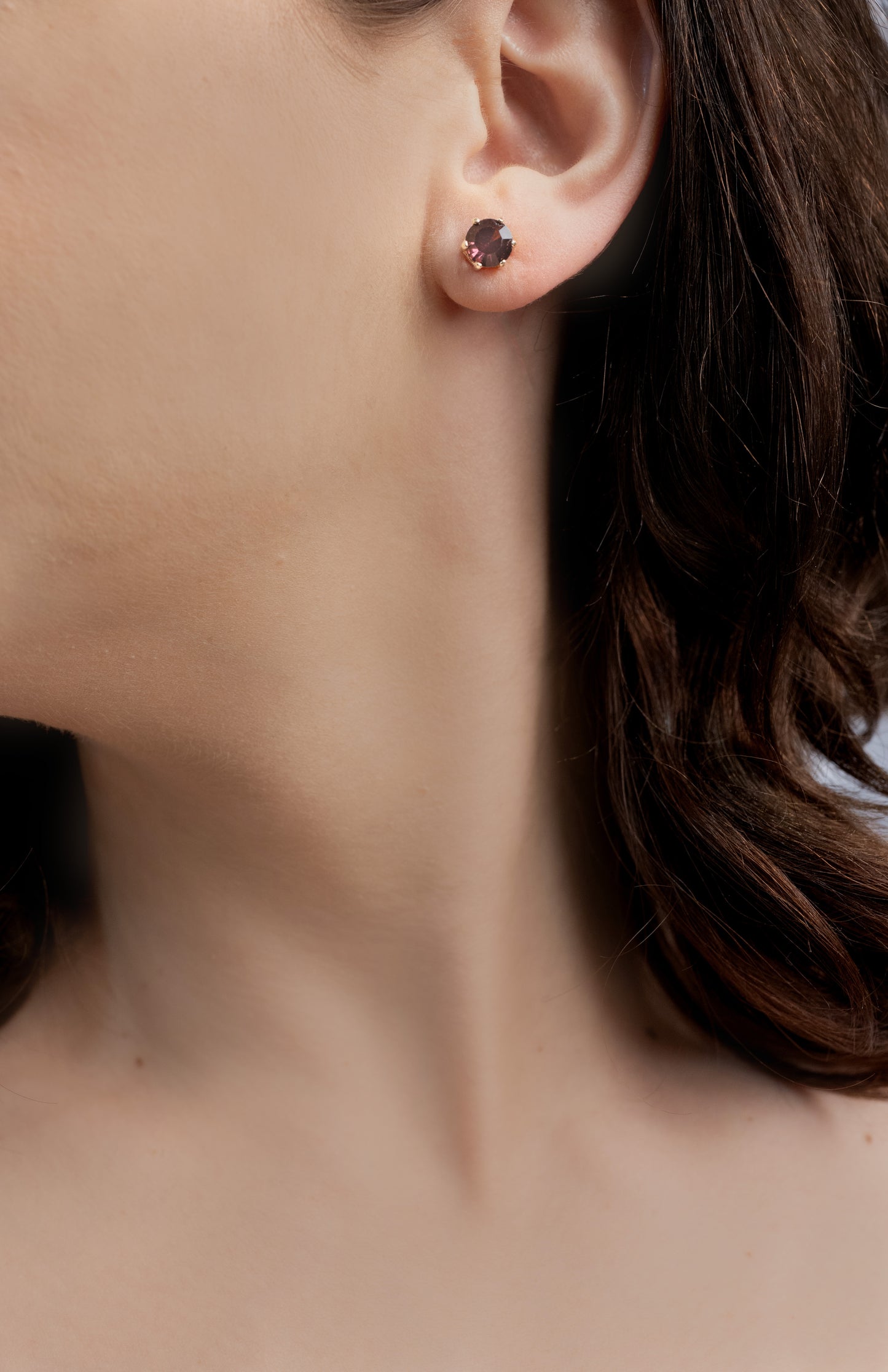 Cercei placați cu aur 18 K Nora, inchizatoare cu surub, piatra mov 