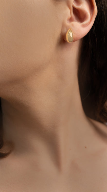 Cercei placați cu aur 18 K Pelagia, inchizatoare cu surub, fara pietre, in forma de lacrima si lungime 1,5 cm