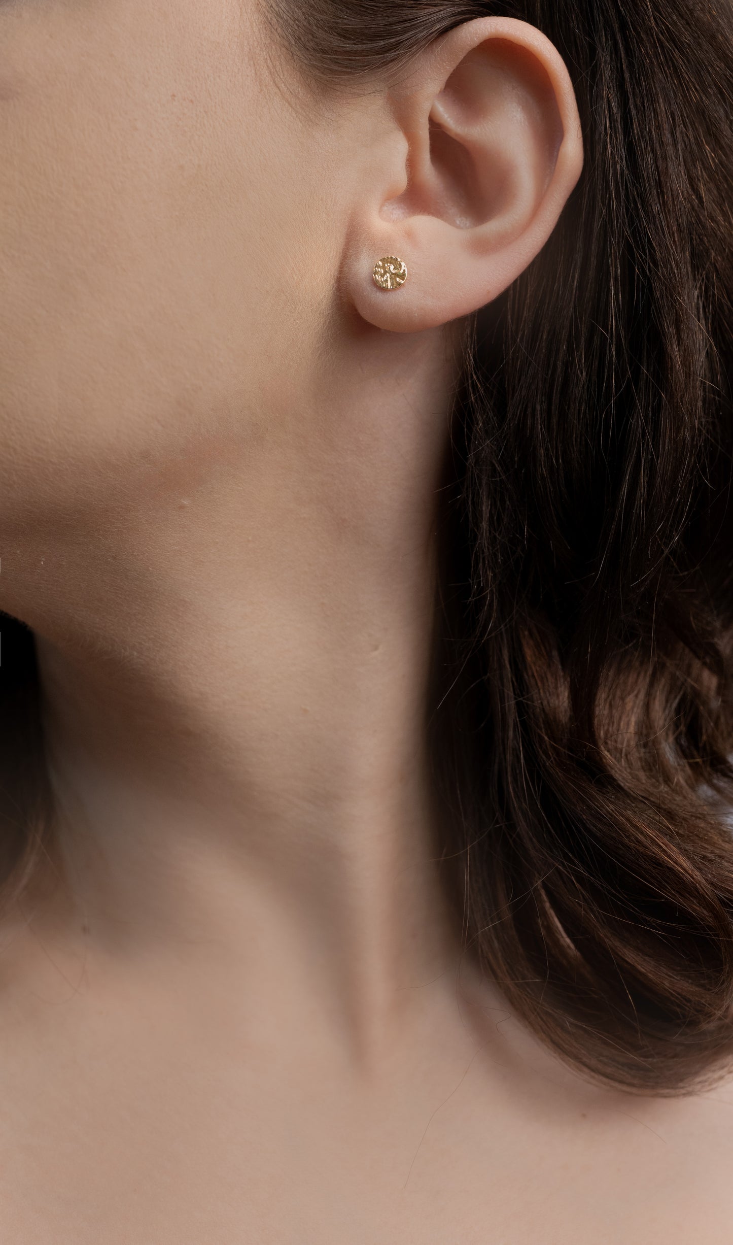 Cercei placați cu aur 18 K Remira, inchizatoare cu surub, in forma de banut, fara pietre