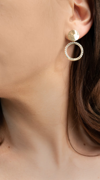 Cercei placați cu aur 18 K Simina, rotunzi, inchidere cu surub, pietre albe si  lungime de 3,2 cm. 