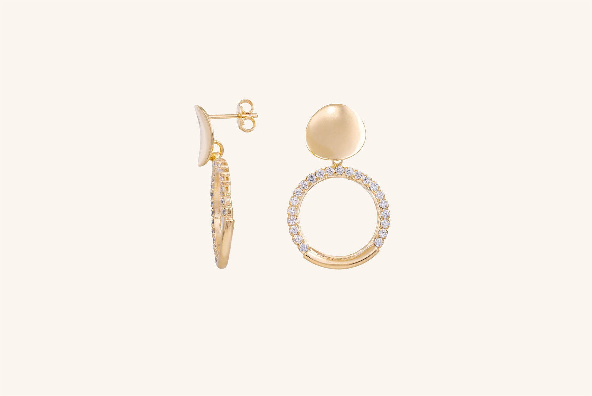 Cercei placați cu aur 18 K Simina, rotunzi, inchidere cu surub, pietre albe si  lungime de 3,2 cm. 