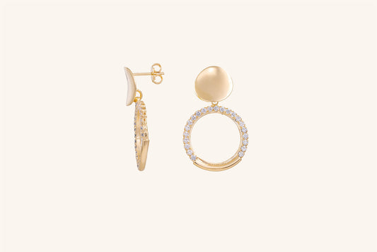 Cercei placați cu aur 18 K Simina, rotunzi, inchidere cu surub, pietre albe si  lungime de 3,2 cm. 