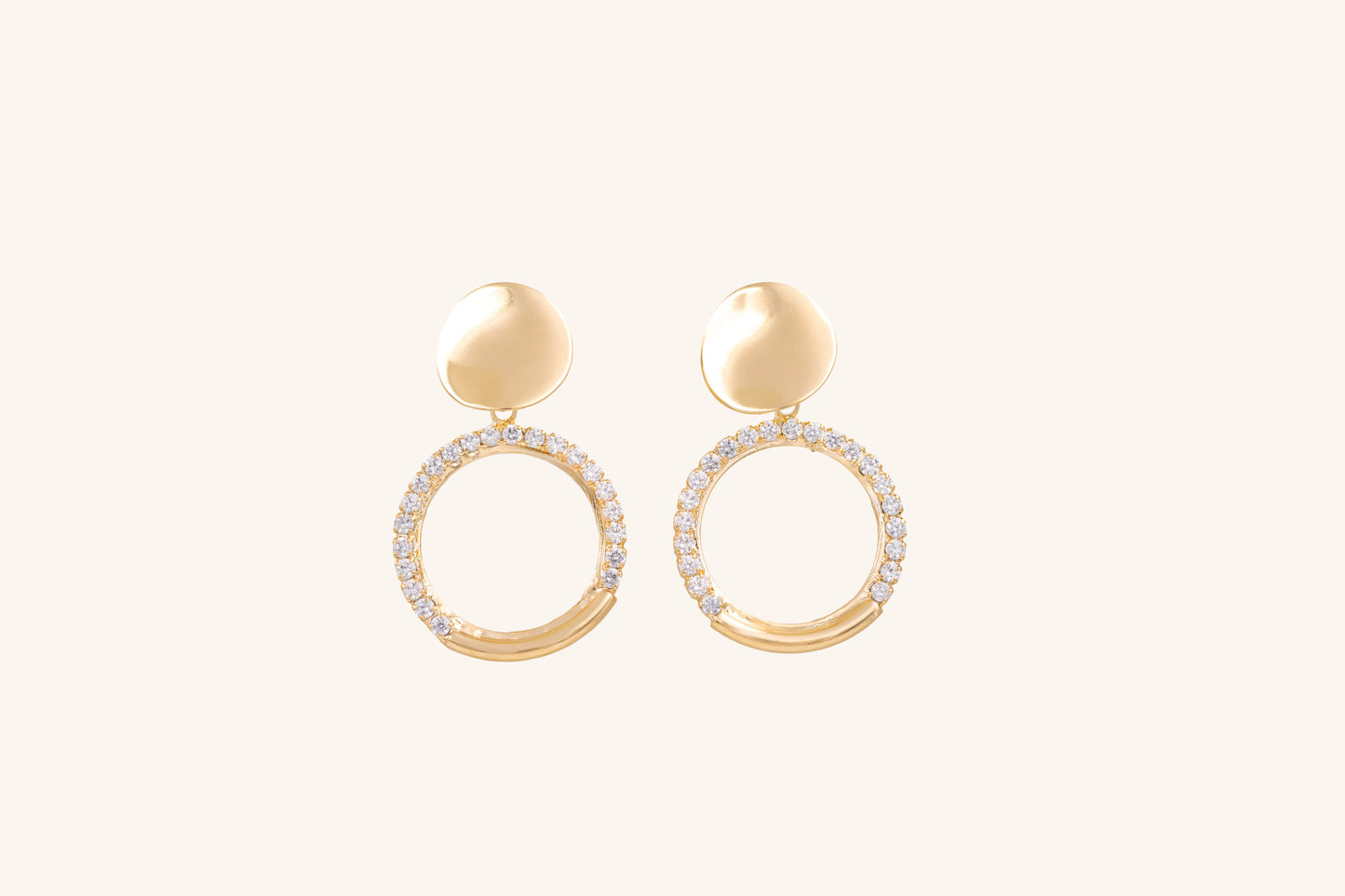 Cercei placați cu aur 18 K Simina, rotunzi, inchidere cu surub, pietre albe si  lungime de 3,2 cm. 